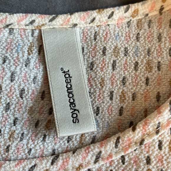 Great Soyaconcept short sleeve blouse! Pretty pattern & size small. - Picture 4 of 4